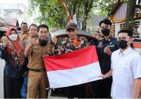 Bagian Protokol Pemko Banjarmasin Bagi-Bagi Bendera Merah Putih