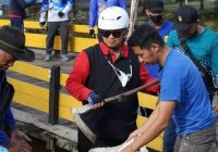 Warga Bersama Wali Kota Banjarmasin Angkut Lumpur dan Sampah di Sungai Teluk Dalam