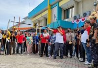 Paman Birin Ikut Bertanding Balogo, Makan Kerupuk, Manyumpit Hingga Main Tali