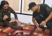 Aksi Master Limbad Hidupkan Ayam Mati dengan Sapu Lidi Viral