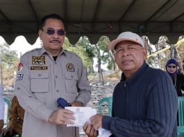 Ketua DPRD Kalsel Serahkan 50 Paket Sembako kepada Korban Kebakaran di Danau Panggang HSU