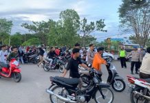 Kepergok Balap Liar, Ratusan Anak Muda Diarak Jalan Kaki 3 Km Bawa Motor ke Polres Tapin