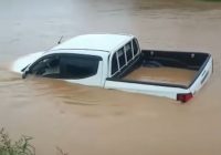 Pikap Putih Chevrolet Terjebak di Banjir Desa Banjarsari Tanbu