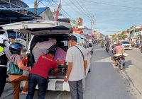 Anggota Polres Kotabaru Ini Sigap Evakuasi Seorang Perempuan yang Mau Melahirkan