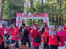 Warga Mentaos Banjarbaru Jalan Sehat Untuk Memperingati HUT RI ke – 77
