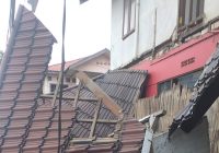 Mobil Tabrak Rumah di Jalan Pramuka Komplek Rahayu Banjarmasin, Atap Rumah Hancur