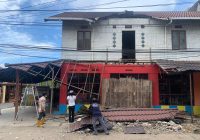 Kaget Hindari Mobil Lain, Rahmadi Banting Setir Tabrak Kedai Makanan Hingga Atap Runtuh di Jalan Pramuka Komplek Rahayu Banjarmasin