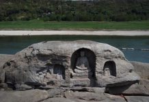 Tiga Patung Buddha Kuno Bermunculan di Cina Akibat Menyusutnya Air Sungai Yangtze