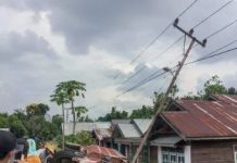 Dump Truk Terguling Timpa Tiang Listrik di Depan Rumah Warga di Abung HST