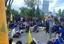 Perwakilan DPRD Kalsel Lesehan Terima Massa Demo Tolak Kenaikan Harga BBM