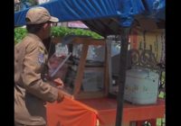 PKL di Sepanjang Jalan HJ Djok Mentaya Nagasari Diberi 'Surat Cinta' Oleh Satpol PP