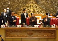 Massa Buruh Demo Kenaikan BBM, di Dalam Gedung Parlemen Rayakan Ultah Puan Maharani
