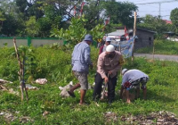 Sinergitas 3 Pilar Kelurahan Basirih Selatan, Keroyokan Bersihkan Tempat Ibadah