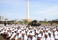 Polda Metro Bentuk Polisi Berpeci dan Bersorban 'Pasukan Basmalah' Muncul Saat Demo