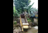 Truk Terjun ke Sungai Desa Minduin Balangan, Sempat Terjang Rumah Warga Hingga Roboh