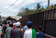 Truk Kontainer Terbalik Timpa Pemotor di Desa Sebamban Baru Tanah Bumbu