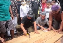 Paman Birin Ikut Bangun Jalan Titian di Pengambangan Banjarmasin