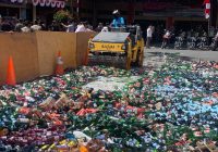 Alat Berat Stum Libas Ribuan Botol Miras di Halaman Mapolresta Banjarmasin