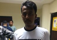Suporter Arema FC Diamankan Petugas Usai Nyalakan Flare di Demang Lehman