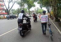 BBM Naik, Dua Mahasiswa Dorong Motor dari Jalan Veteran Menuju Pemko Banjarmasin