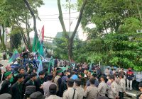 Mahasiswa Teriaki Anggota DPRD Kalsel yang 'Kabur' Saat Hujan di Aksi Demo Penolakan Kenaikan BBM