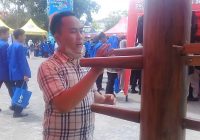 Melatih Keterampilan Beladiri dengan Boneka Kayu