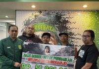 Bonek Serahkan Donasi Rp 51 Juta untuk Perbaikan Stadion Gelora Delta Sidoarjo