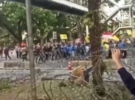 Massa Mahasiswa Demo Kenaikan Harga BBM Terobos Barikade Kawat Berduri
