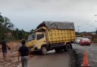 Amblasnya Jalan Provinsi kilometer 171 Desa Satui Kabupaten Tanah Bumbu 'Makan' Korban