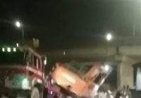Ekskavator Jatuh dari Truk Pengangkut di Bawah Jembatan Basirih Banjarmasin