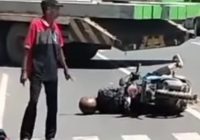 Laka Pengendara Sepeda Motor Terpental Usai Tabrak Truk Kontainer di depan Indogrosir Gambut