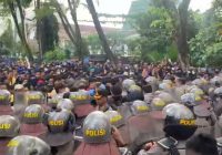 Aksi Demo Mahasiswa di DPRD Kalsel 'Memanas' Saling Dorong Tak Terelakkan