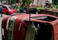 Truk Terbalik di depan Hotel Roditha Banjarbaru, 3 Orang Terkapar