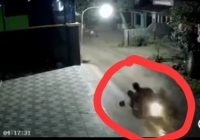 Naas! Hape Jambret Kalung Emas Terjatuh, Korban Telepon Istri Jambret