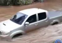 Viral Pikap Nekat Terobos Sungai, Akhir Video Bikin Syok, Cuma di Kalimantan?