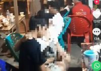 Diduga Pasangan Sesama Jenis Asyik Mesra di  Kafe Palangkaraya Kalteng, Cek Video Viral