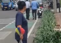 Emak-Emak Ngamuk Bawa Sapu Bubarkan Tawuran Pelajar Viral