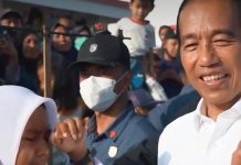 Hape Rusak, Pelajar Menangis Depan Jokowi di Kunjungan Sulawesi Tenggara