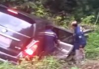 Mobil Dinas Bappeda Kotabaru Terperosok Tabrak Pembatas Jalan