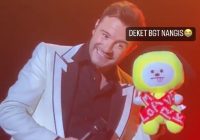 Senyum Bahagia Shane Filan Westlife Dapat Boneka Chimmy 'Jimin BTS' dari Penggemar Saat Tampil di Sentul