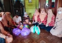 Nenek Jarni Terharu Sambut Kedatangan DWP dan Dinas Sosial Tanah Bumbu