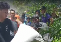 Seorang Pria Histeris Saat Api Berkobar di Gang Ibu Jalan AKB Pasar Lama