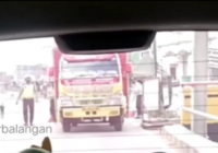 Polisi dan Dishub Halau Truk yang Hendak Melintas di Jembatan Paringin