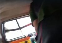 Pria Tersetrum di Simpang Tiga SDN Mawar 2 Banjarmasin Diduga Sedang Perbaiki Kabel Jaringan Indihome
