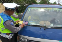 Satlantas Kapuas Hentikan Motor dan Mobil Melintas di Jalan Trans Kalimantan, Lakukan Ini