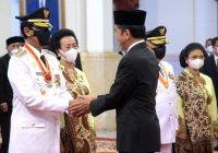 Presiden Jokowi Lantik Sri Sultan Hameng Bubowono X sebagai Gubernur DIY di Istana Negara