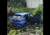 BREAKING NEWS: Mobil Sedan Biru Tercebur di Jalan A Yani Km 11 Seberang Aston Gambut