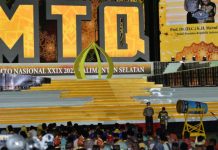 Pasangan Pengantin Banjar Pimpin Defile Kafilah Kalsel, Wapres Berharap MTQ Lahirkan Generasi Qur'ani
