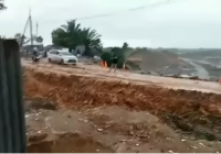 Longsor Makin Parah, Sebuah Mobil Nekat Terobos Jalan Km 171 Satui Barat