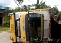 Truk Mengangkut Batu Bara Terguling di Jalan Alternatif Mantimin Balangan